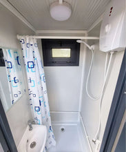CONTENEDOR SANITARIO CON DUCHA, INODORO Y URINARIO